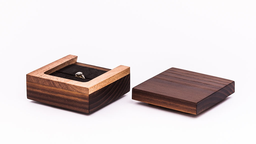 Estimo - Pudełko na pierścionek wykonane z drewna egzotycznego mahoń i wenge oraz skóry